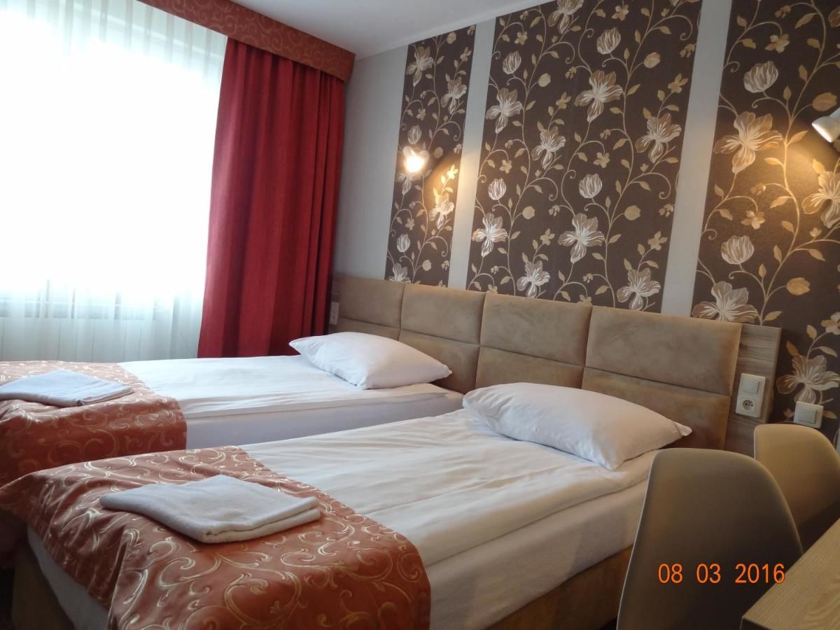 Отель Hotel Restauracja Cukropol Гостынь