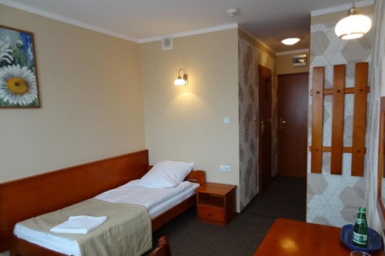 Отель Hotel Restauracja Cukropol Гостынь-34