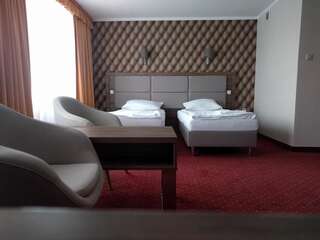 Отель Hotel Restauracja Cukropol Гостынь Двухместный номер Делюкс с 1 кроватью и душем-1