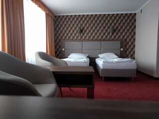 Отель Hotel Restauracja Cukropol Гостынь Двухместный номер Делюкс с 1 кроватью и душем-2